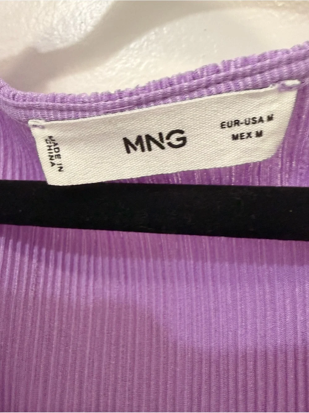 Mango plissé tie-up top w/ short puff sleeves and an elastic waist. - Picture 6 of 9
